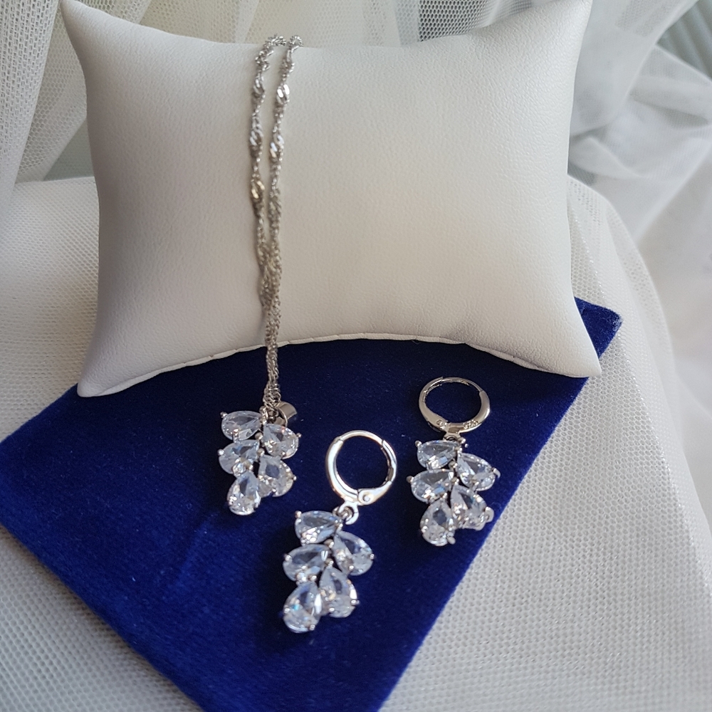 Swarovski Elements 925 Sterling Silver Clear Teardrop Cluster Necklace NEW - Picture 6 of 16